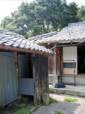 マキの家と納屋.jpg
