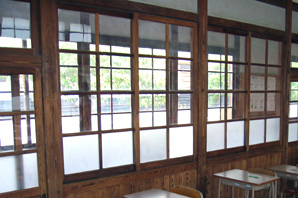 木製の窓s.jpg