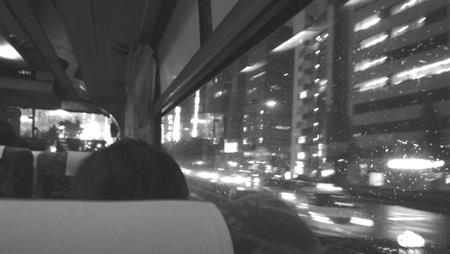 深夜バスの窓外.jpg