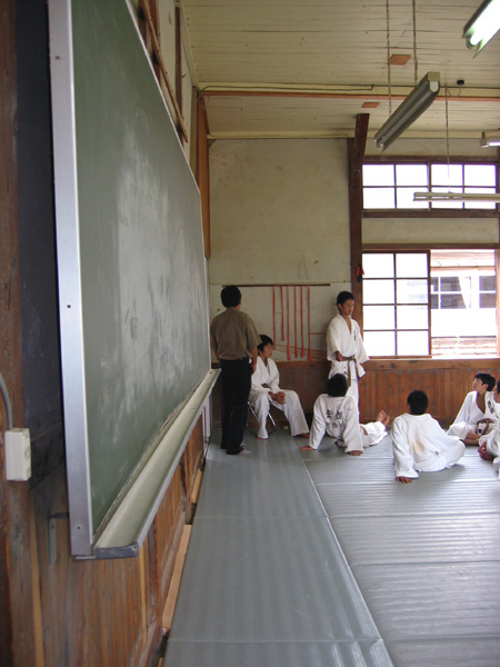 黒板と柔道生徒.jpg